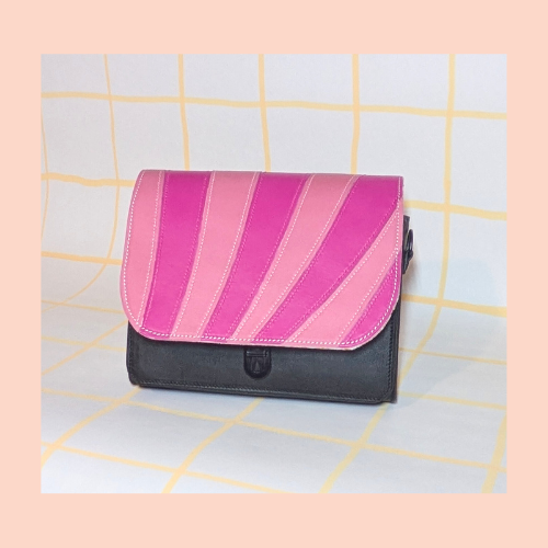 Godot-San maroquinerie rabat "chat du comté de Chester" rayures rose et mauve monté sur une poche noire.